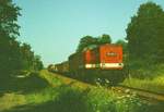 21.August 1985, an der Strecke Wismar - Rostock bei Neubukow fotografierte ich diesen Güterzug. Die Lok wurde 1974 als 110 746 an die DR ausgeliefert. 1986 erfolgte im Bw Cottbus der Umbau in 112 746. Nach Umzeichnung in 202 746, Ausmusterung 2001, dann, nach zahlreichen Vermietungen, ging sie 2007 als 202 746/203 026 an die PRESS.