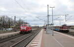 West-Ost-Treffen am 04.02.2023 in Neudietendorf. Die Railsystems RP 218 402-6 als Tfzf Richtung Erfurt passiert die PRESS 204 271-1 (92 80 1203 226-6 D-PRESS) im Bauzugeinsatz.