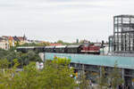 202 483 mit einem Sonderzug der Eisenbahnfreunde Berlin e.V. , am Berliner Südkreuz. im Hintergrund einer der vielen Altbauten der Stadt 22.08.2021