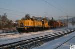 203 313-2 der DB Netz Instandsetzung fhrt am 6. Januar 2009 mit einen Bauzug am Haken durch den verschneiden Bahnhof Pressig-Rothenkirchen.