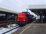 SBB Cargo 203 406-3 durchfhrt Basel Bad Bf mit einem auf einen Flachwagen verladenen Kran.