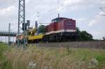 202 703-5 (203 230-8) der LEG mit einem Bauzug von MGW in Friesack(Mark) In Richtung Paulinenaue. Am Ende war am Haken die Locon 301. 10.08.2010