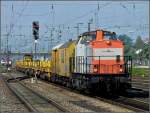 203 163-1 der NBE durchfhrt am 11.09.2010 mit einem Arbeitzug den Bahnhof von Regensburg.