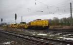 203 001 ist mit Baufahrzeugen in Richtung Sden unterwegs. Aufgenommen am 12.12.2010 in Eschwege West.