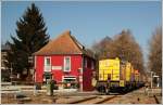 Stellenwechsel. Nun sind wir in Furth im Wald am B und uns berrascht die V147 von BCB mit einem Connex Kohlezug gen Schwandorf. Rechts ist eine kleine Grtnerei. (26.02.2011, Furth im Wald)