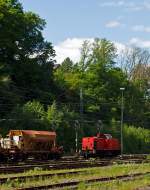 
Die 203 115-1 der Eisenbahnbetriebsgesellschaft Mittelrhein GmbH EBM Cargo GmbH, Gummersbach (NVR-Nummer: 92 80 1203 115-1 D-EBM) hat am 13.05.2012 die leeren Schotter-Kieswagen (Facns 141) wieder in Betzdorf/Sieg abstellt nun fährt sie auf Ihr Abstellgleis. 

Die V 100.1 wurde 1972 bei LEW  (VEB Lokomotivbau Elektrotechnische Werke „Hans Beimler“, Hennigsdorf) unter der Fabriknummer 13489  gebaut und als 110 450-4 an die DR ausgeliefert. 1984 erfolgte der Umbau in 112 450-2, die Umzeichnung in 202 450-3 erfolgte 1992, die Ausmusterung bei der DB erfolgte 1998. Im Jahre 2002 erfolgte durch ALSTOM Lokomotiven Service GmbH, Stendal der Umbau gemäß Umbaukonzept  BR 203.1  in die heutige 203 115-1, die Inbetriebnahme war im Jahr 2005. Von 2005 bis Dezember 2010 war die Lok von  ALSTOM Lokomotiven Service GmbH vermietet an die DB Regio bzw. DB Schenker, bis sie Anfang 2011 an die EBM verkauft wurde.
