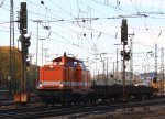 212 275-2 von Locon 210 fhrt mit einem kurzen Schotterzug von Aachen-West nach  Stolberg-Hbf(Rheinland) bei der Ausfahrt in Aachen-Wet und fhrt in Richtung Aachen-Hbf bei schnem Sonnenschein am