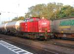 203 443-7 in Diensten der Chemion bringt am 23.10.2012 fnf blanke Kesselwagen in Richtung Kln-Deutz.