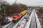 V100.04 der HGB mit etwas Bauzeugs in Fahrtrichtung Osten.