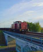 Mit niederlndischen Niederbordwagen kommt die BBL 09 aus Richtung Nievenheim in Richtung Norf bei Allerheiligen ber die K33 Brcke gefahren am 3.10.2013