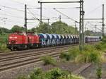 Lok  26  203 120-1 (NVR: 92 80 1203 120-1 D-WFL) und Lok  25  203 112-8 (NVR: 92 80 1203 112-8 D-WFL) am 29.07.2016 mit Gleisbauschotter beladenen Railpro   Fccpps-Wagen Porta Westfalica in Richtung