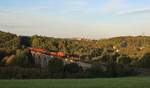 203-28 der STW mit dem Schrottzug in Plauen/V. auf der Syratalbrücke am Abend des 29.09.14 zu sehen. Der Zug kommt von Könitz und geht nach Cheb (Tschechien) da in Triptis gebaut wird, fuhr der Zug u.a. über Werdau und Plauen/V. oberer Bahnhof.