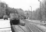 Das sdliche Ende des Kopfbahnhofs Wurzbach am 13.5.91: Links steht die Rangierlok 105 034 (sptere DB-Baureihe 345) und rechts setzt Zuglok 204 790 um.