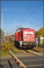 MEG 102 / 204 761 mit dem Materialzug fr die S-Bahn Berlin am 22.10.2013 am Bahnbergang in Berlin Wuhlheide