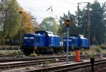Zwei blaue 204 der PRESS  dsen  im leichten, eben einsetzenden Oktoberregen in Gnitz.Ein weiterer Fotograf knnte es auch auf die beiden Lokomotiven abgesehen haben, denn er hatte seine Kamera auch
