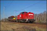 MEG 102 / 204 761-1 mit einem Materialzug am 20.03.2014 durch die Berliner Wuhlheide