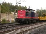 745 501 (ex. DR V 100), der Firma Railtrans, mit einem Kran kurz vor Braunschweig Hbf. August 2006.
 