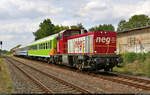 Überführung zweier  Bimz -Wagen sowie 628 903-6 von Niebüll gen Österreich mit 209 101-5 (Henschel DL 2  Nordfriesland ). Nach der Kreuzung mit dem RE nach Halberstadt im Bahnhof Wallwitz(Saalkr) geht es Richtung Halle (Saale) weiter.
Das Bild entstand hinter dem Zaun an der Sylbitzer Straße.

🧰 Norddeutsche Eisenbahn Niebüll GmbH (neg)
🕓 9.8.2022 | 15:00 Uhr