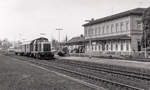 Bad Neustadt (Saale) am 14.4.89: 211 258 wartete mit einem vierachsigen Umbauwagen und einem Silberling am Haken auf Gleis 3 auf den nächsten Einsatz.