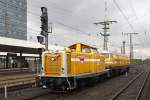 Die Wiebe 211 015-3 und 320 001-1 in Duisburg Hbf am 07,05,10