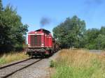 D25 (ex-DB 211 345-4) der Bentheimer Eisenbahn AG mit eine Gterzug fr die Emslndische Eisenbahn GmbH zwischen Meppen und Haselne bei Haselne am 16-7-2010.