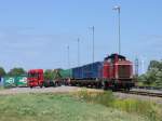 D25 (ex-DB 211 345-4) der Bentheimer Eisenbahn AG mit eine bergabegterzug Drpen-Salzbergen fr die Emslndische Eisenbahn GmbH bei die Mllumschlag in Drpen am 16-7-2010.