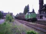 V 100 mit Gterzug in Stadtoldendorf. Der Zug hlt dort um einen anderen Zug (nhmlich OHE Holzzug durchzulassen).