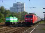 Unisped42 wartet mit ihren Schienen auf die Weiterfahrt nach Worms,wo ein Gtergleis saniert wurde,als 189 093 sie berholt und in die BASF fhrt.