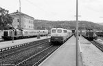 Im Bahnhof Steinach zweigen die Nebenbahnen nach Rothenburg (Tauber) und Neustadt (Aisch) ab. Schon im September 1987 gab es dort recht oft gute Anschlüsse zwischen 4 gleichzeitig haltenden Zügen. Links 211 048 nach Neustadt und rechts 211 022 nach Rothenburg. Dazwischen hielt 141 023 mit ihrem Nahverkehrszug nach Würzburg auf dem Überholungsgleis 4 – vielleicht, damit das im Hintergrund sichtbare Umladen von Gepäck aus Rothenburg schneller ging? 