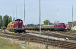 211 345-4 und 215 001-9 vor Bauzügen und 3 BR 620 im Bf Euskirchen - 19.07.2017