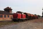 Die Anlagen im Bahnhof Haselnne, links das alte BW mit Wasserturm,  passen hervorragend zur wartenden 211012 ex DB.