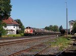 Die 211 323 mit einem Kesselzug am 26.08.2016 bei der Durchfahrt in Pechbrunn.