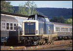 212220 am 26.5.1990 um 18.02 Uhr im Bahnhof Eberbach.