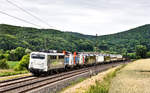 Die Rail Adventure 139 558-1 zieht einen Lokzug mit den Dieselloks 212 369-3 / 212 364-4 Sonata Logistics / 193 661 / VLL 400-2239 / MRCE 193 662-4,am Zugschluss 2 Rail Adventure Habfis Güterwagen / Flachwagen.Bild in Gambach den 17.6.2017