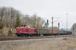 212 309 überholt am 11. Februar 2018 mit einigen Hochbordwagen PbZ 2461 in Westerstetten.