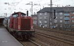 212 082-2 verlässt Anfang der 1980er Jahre den S-Bahn-Haltepunkt Volksgarten in Richtung Düsseldorf Hauptbahnhof