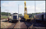 Fahrzeugschau am 29.8.1993 im Bahnhof Uelzen mit dem Schienenkran Niedersachsen, dem 212159 als Last diente.