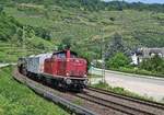 VEB V 100 2299 (212 299) mit Geräte- u. leerem Tragschnabelwagen in Richtung Bingen (Oberwesel, 06.06.18).