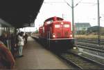 212 079 in Emden Hbf.Sie hat eine RB vom Auenhafen her gebracht und setzt nun mit Hilfe des Rangierers (hinten auf der Lok) ins Nebengleis zurck.Wie zu erkennen,befand sich Ende Oktober 2002 noch ein BDms im Zug.