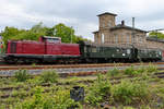 Die Diesellokomotive 212 007-9 war mit einem aus zwei Wagen bestehenden Personenzug auf der Ruhrtalbahn unterwegs.