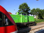 V100 01 der Ilmebahn GmbH (212 268-7) wartet in Einbeck Mitte auf Gleis 2 auf Weiterfahrt in das Betriebswerk in Einbeck. Auf Gleis 1 wartet 640 025 von DB Regio auf die Ausfahrt nach Einbeck Salzderhelden (RB 86). 27.06.2019