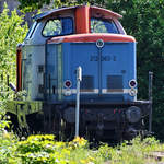 Etwas abseits vom Gelände der Bahnparkes in Augsburg stand die Diesellok 212 063-2.