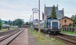 212 066 hielt am 16.9.94 mit einer RB nach Meiningen im ausgedehnten Bahnhof Ritschenhausen. Noch lagen alle Gleise und im Anschlussgleis standen Kesselwagen. 