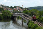 27.05.2018 Hafen Plochingen, 212 309-9 abgestellt vor der Kulisse von Plochingen