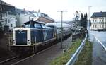 Auf dem Weg von Iserlohn nach Menden legt 212 284-4 im Herbst 1987 einen kurzen Zwischenhalt in Hemer Bräuckerstraße ein, im Hintergrund das Einfahrsignal des Bahnhofs Hemer, der nur knapp