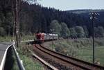 Und nochmal der E 3444 mit 212 160 im April 1978 auf der KBS 363 bei Birkelbach. Man beachte die Zwangsschiene im Gleis in Fahrtrichtung links.
