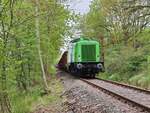 V100.58 (92 80 1212 263-4 D-SRA) der SETG wartet mit einem Holzzug an der Holzverladestelle Breidenstein (ehem. Scheldetalbahn) auf die Abfahrt in Richtung Marburg