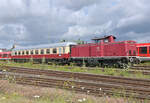 1 212 229-9 der VEB mit Rheingoldwagen im Bf Euskirchen - 28.07.2021