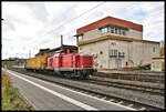 Am 21.10.2021 musste die DB 212265-3 in Höhe des Stellwerks im Bahnhof Wabern mit einem Netz Instandhaltung Wagen am Haken um 13.20 Uhr die Überholung durch einen Güterzug abwarten. Danach ging es in Richtung Kassel weiter.