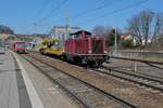 Aus Richtung Ulm kommend zieht 212 133-3 den Kirow Eisenbahndrehkran 901 der DB Bahnbau Gruppe mit Schutzwagen durch den Bahnhof von Biberach (Riß) nach Aulendorf (28.02.2022)